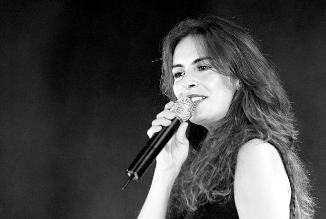 La ex integrante de Timbiriche, durante un concierto en el Lunario del Auditorio Nacional, en 2004. Foto Roberto García Ortiz 