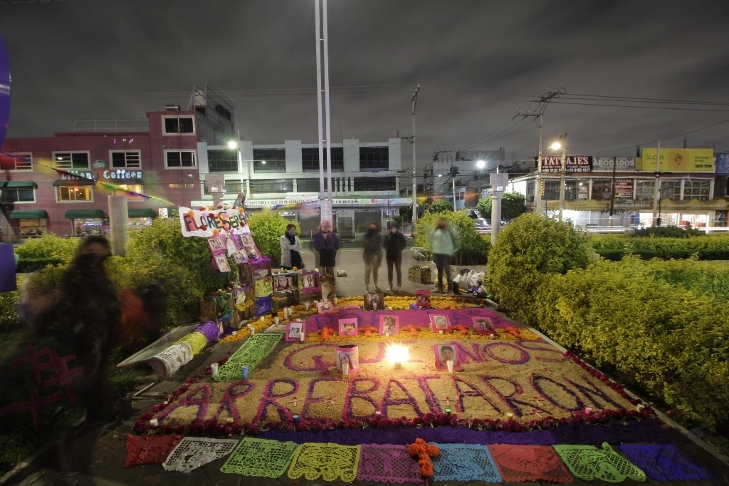 En la ofrenda estuvieron Irinea Buendía Cortés, madre de Mariana Lima Buendía y Lourdes García, mamá de Norma Dianey García. Foto Diana Ramón