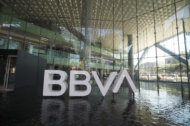 Los bancos que operan en el país han tomado medidas para reducir el uso de dinero físico e incentivar los cobros y los pagos digitales, sin embargo, “no es suficiente”, aseguró BBVA México. Foto Cristina Rodríguez / Archivo