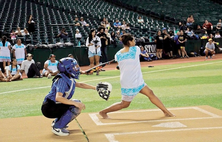 Las integrantes del equipo de softbol yucateco han subvertido reglas beisboleras: visten huipiles y juegan descalzas. en gira por Estados Unidos lanzaron la primera bola en el partido de Diamondbacks de Arizona contra Gigantes de San Francisco. el lunes vencieron a las Falcons de la Universidad del Valle de Phoenix (imagen). Foto de redes sociales