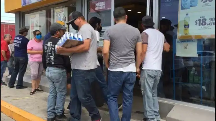 En las tiendas se condicionó el consumo. Foto Cristina Gómez