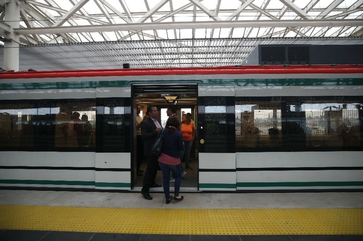 Pasajeros en el Tren Interurbano. Foto Yazmín Ortega 