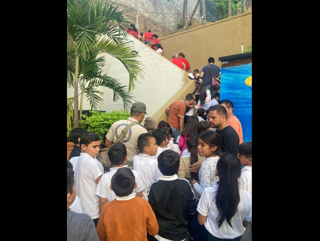 Seis escuelas realizaron el simulacro por alerta de tsunami en Puerto Vallarta, Jalisco. Foto Tomada del Twitter @PCJalisco