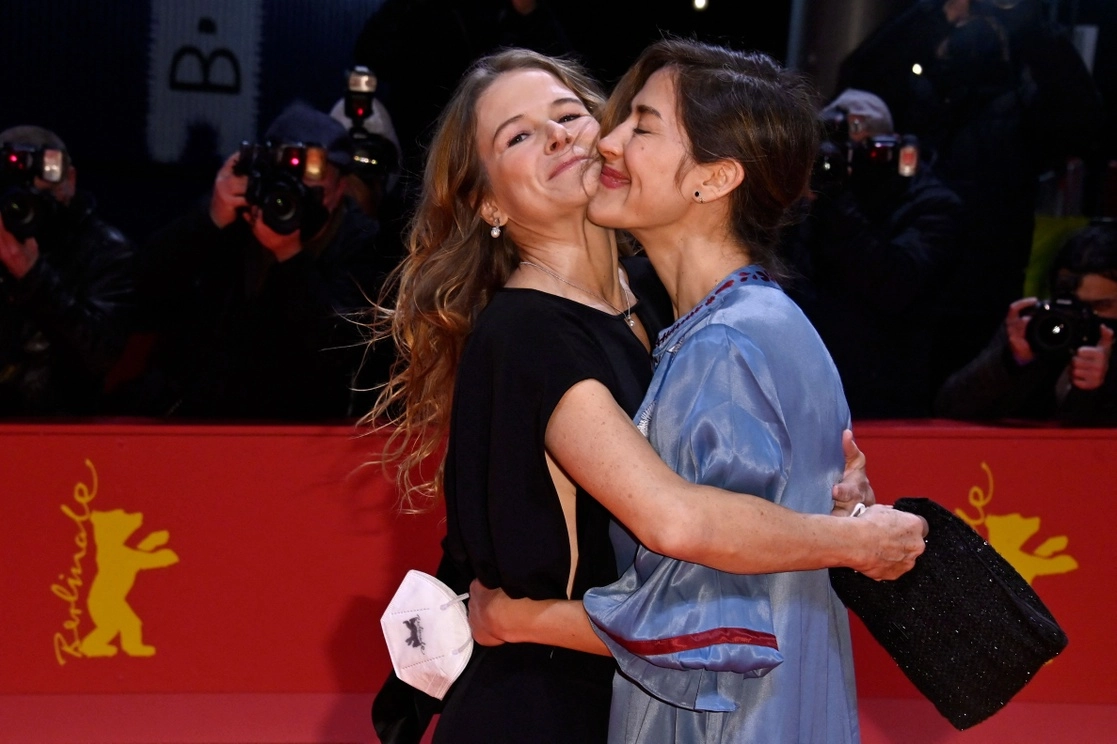 La actriz Nailea Norvind y la realizadora mexicana Natalia López Gallardo, en la alfombra roja antes de la ceremonia de entrega de los premios de la Berlinale, en la que fue galardonada 'Manto de gemas'. Foto Afp