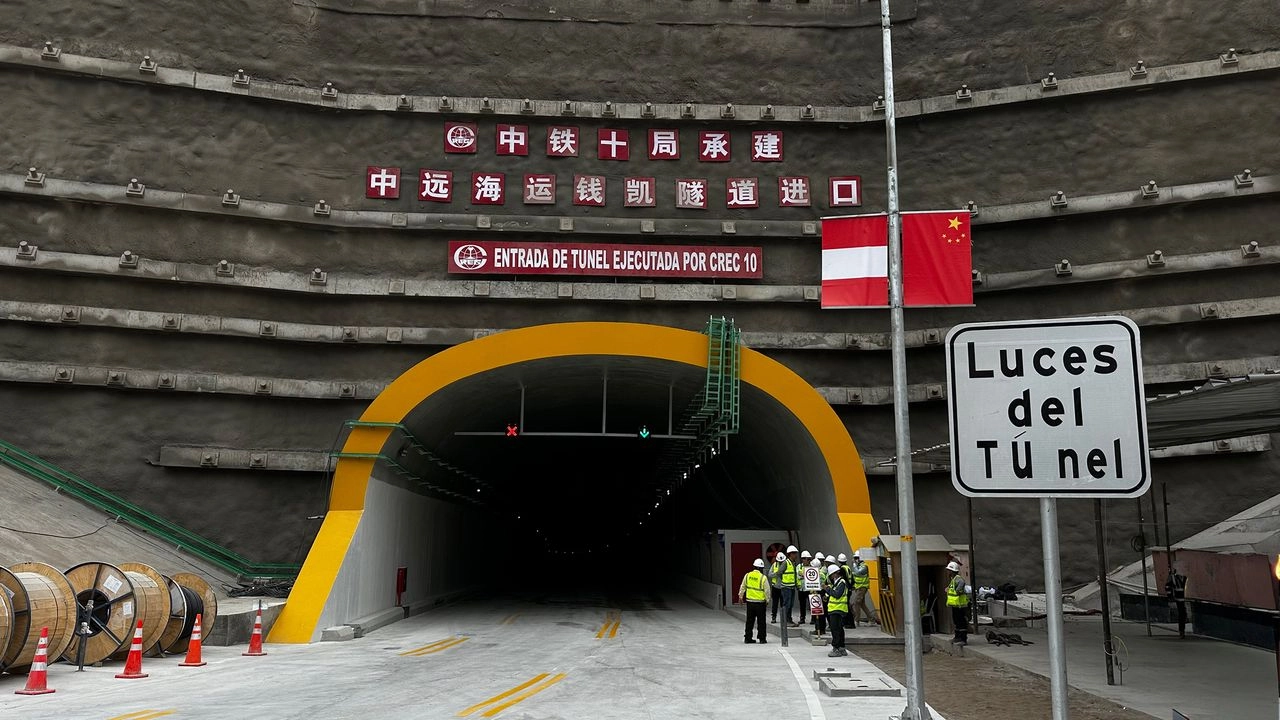 Perú busca impulsar una cita de alto nivel con China y Brasil para abordar el desarrollo de un proyecto ferroviario que uniría el océano Atlántico con el Pacífico por medio del megapuerto peruano de Chancay, reportó el ministerio de Economía en Lima.
