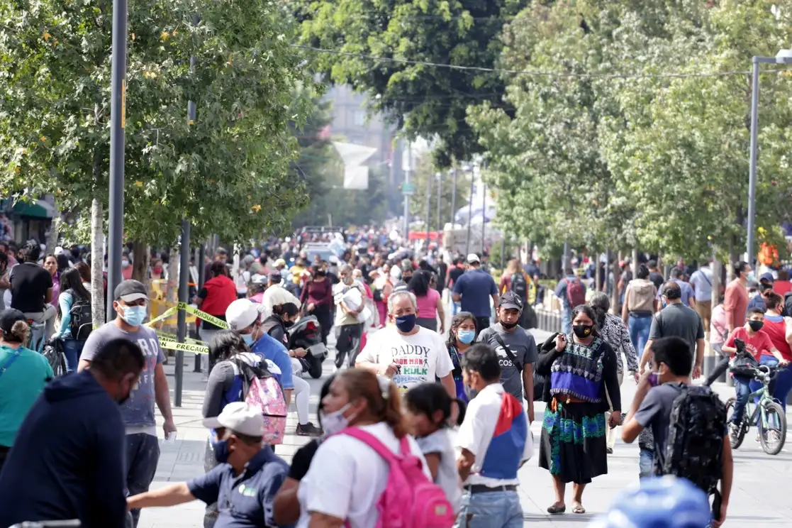 Decenas de peatones transitan en las calles del Centro Histórico de la Ciudad de México. Foto Roberto García Ortiz