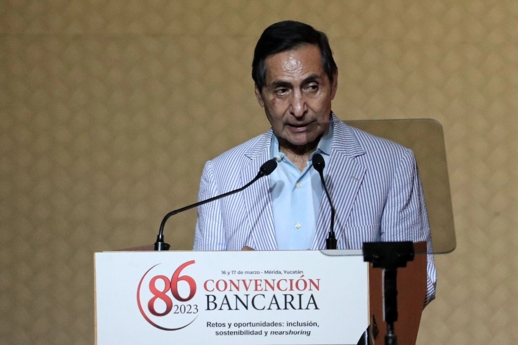 Si la Reserva Federal de EU reacciona a la situación bancaria de ese país con alzas más agresivas en la tasa de interés, que el mercado perciba como un “ahora sí, agárrate”, se estaría ajustando el estimado de crecimiento de México, reconoció Rogelio Ramírez de la O. Foto Marco Peláez