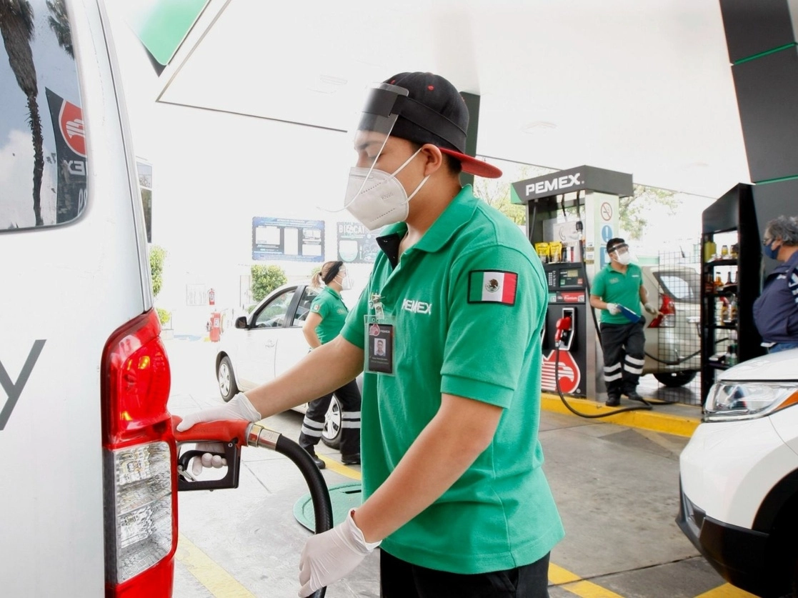 Gasolinera en la Ciudad de México. Foto Roberto García Ortiz / Archivo