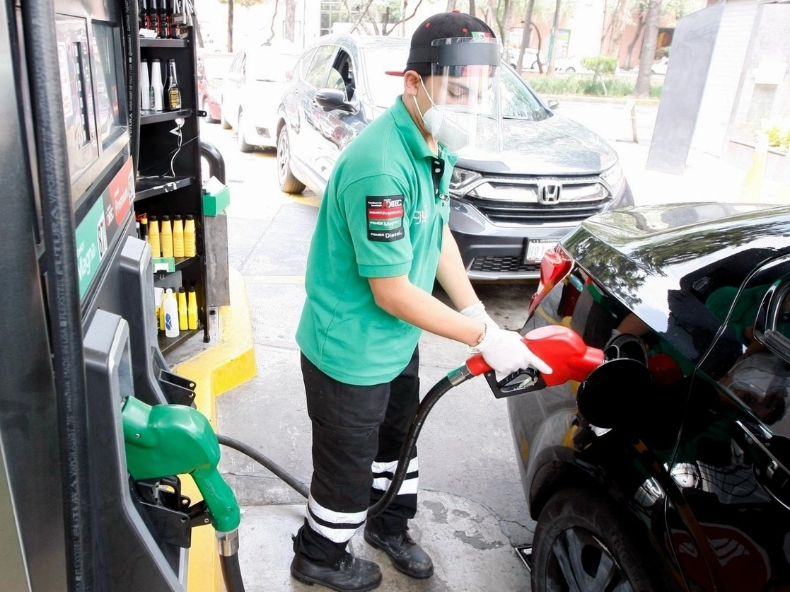 Desde el 4 al 10 de junio la dependencia federal aplicará un estímulo especial de 5.51 pesos al carburante regular, monto que representó un incremento semanal de 1.26 pesos por cada litro. Foto Roberto García Ortiz / Archivo 