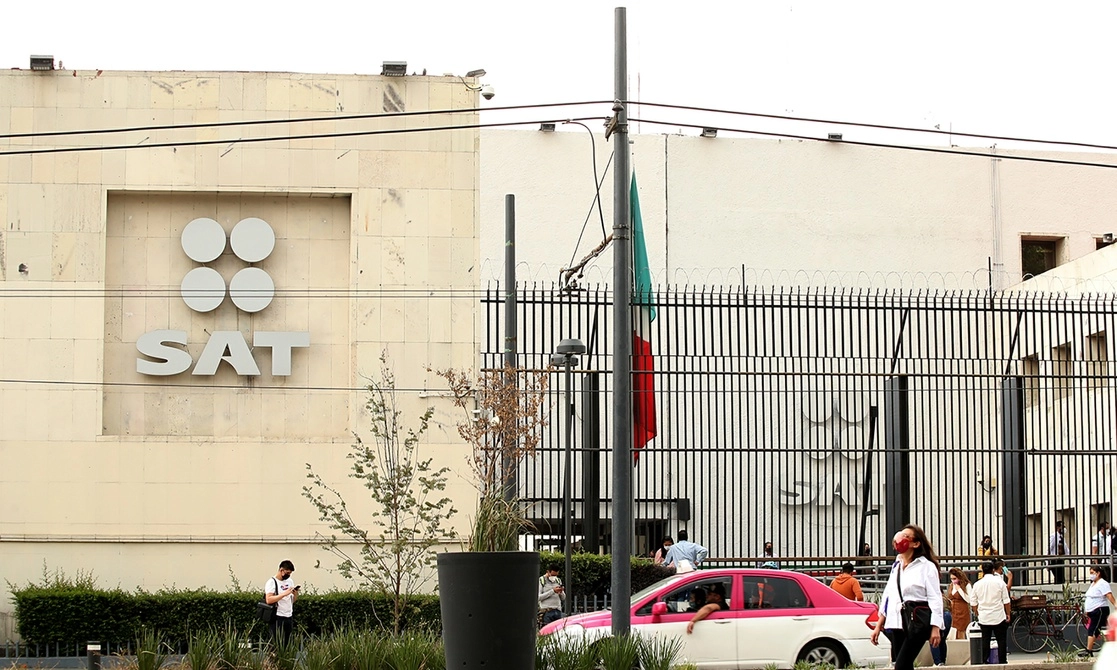 Fachada del Servicio de Administración Tributaria en la Ciudad de México. Foto María Luisa Severiano