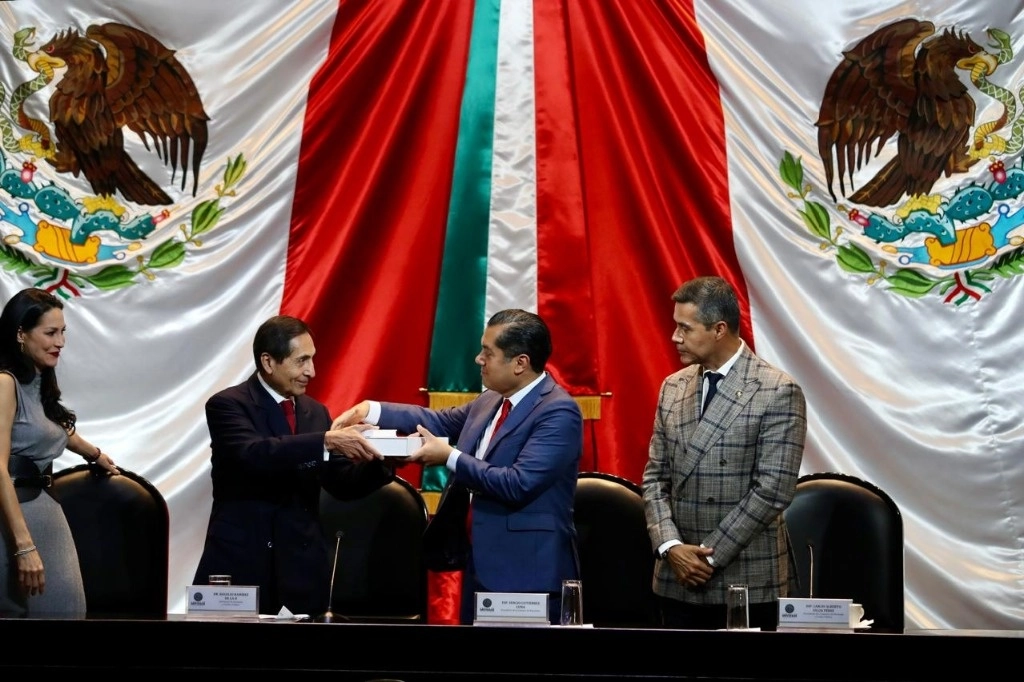 El secretario de Hacienda, Rogelio Ramírez de la O, entregó el Paquete Económico 2025 a los diputados Merilyn Gómez, presidenta de la Comisión de Presupuesto, Sergio Gutiérrez Luna, presidente de la Cámara Baja y Carlos Alberto Ulloa, presidente de la Comisión de Hacienda, en la Cámara de Diputados, Ciudad de México, el 15 de noviembre de 2024. Foto Yazmín Ortega Cortés

