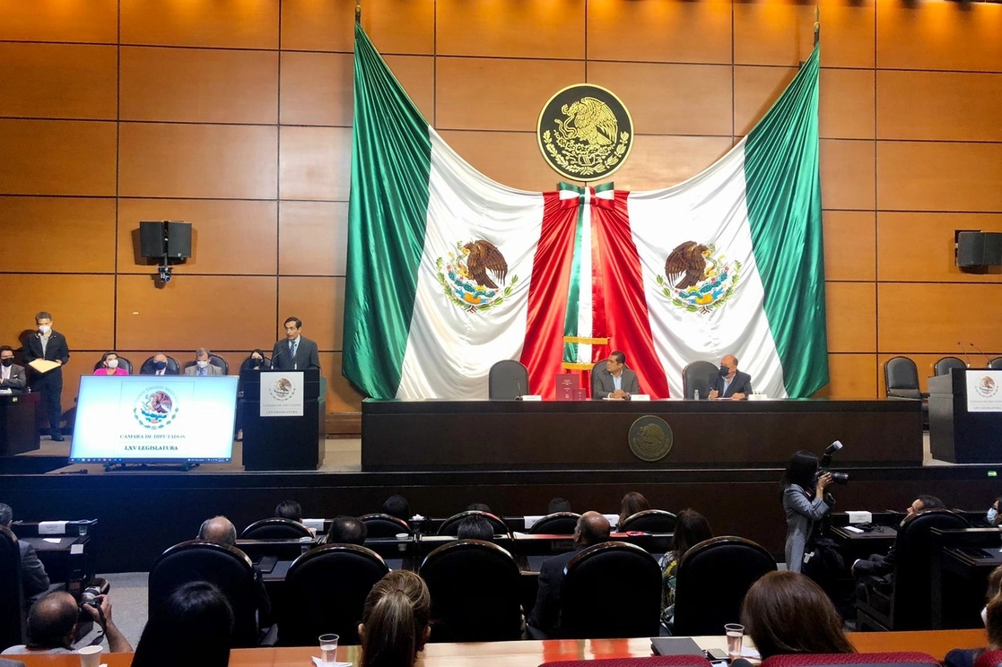 El secretario de Hacienda y Crédito Público, Rogelio Ramírez de la O, entrega a la Cámara de Diputados el Paquete Económico 2022 en el Salón Verde en San Lázaro, Ciudad de México, el 8 de septiembre de 2021. Foto Luis Castillo