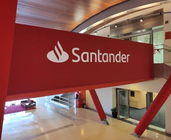 Una base de datos de clientes de Santander en Chile, España y Uruguay fue hackeada, reveló la institución. Foto Europa Press