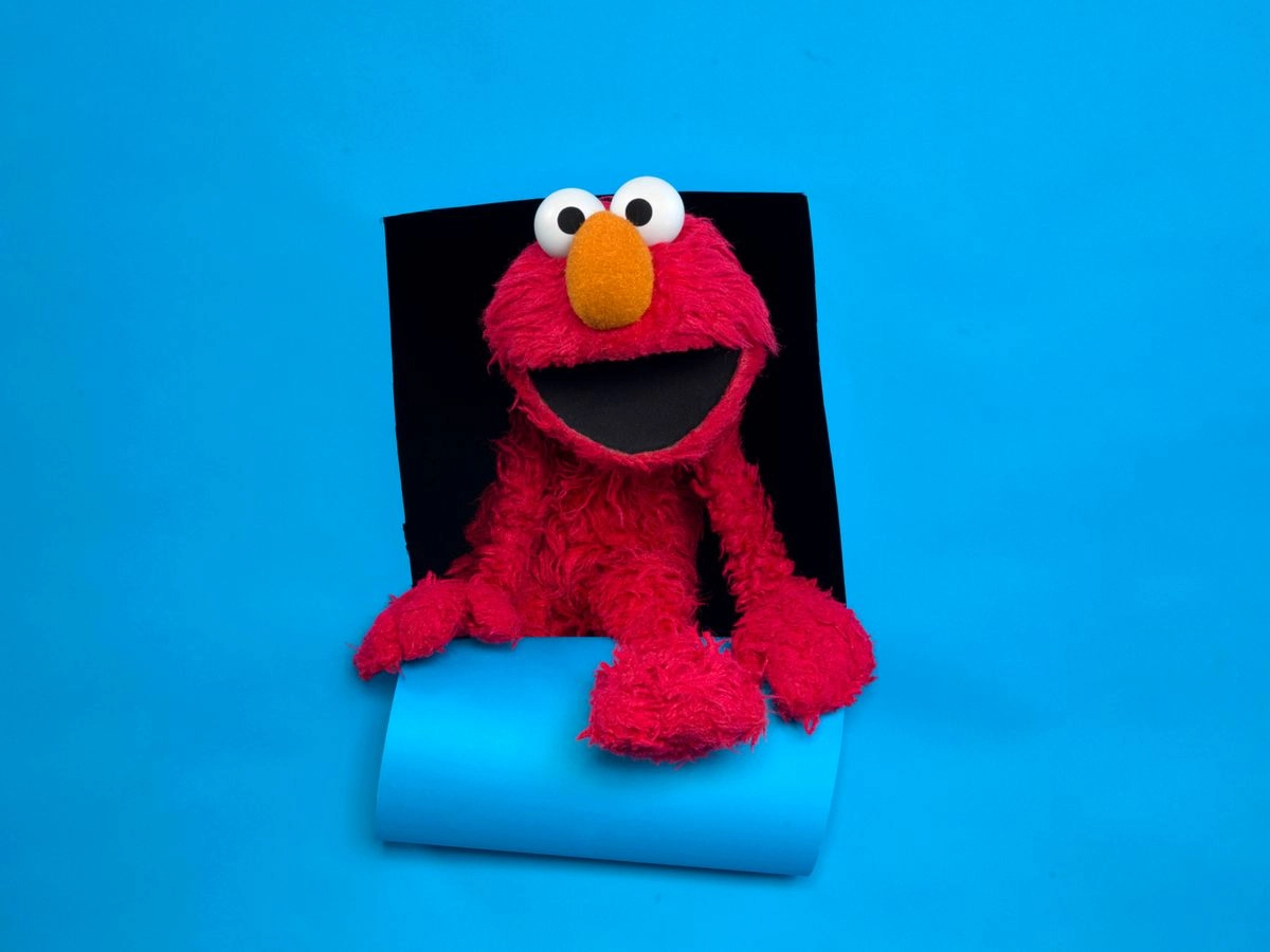 Elmo de la película "Being Elmo" en el Fender Music Lodge durante el Festival de Cine de Sundance 2011 en Park City, Utah. 