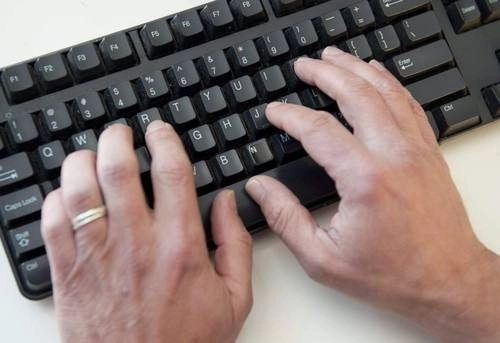 Expertos señalaron que si bien el robo de información en grandes cantidades toma unos minutos, su planificación se realiza en grupos desde meses atrás. Foto Afp / Archivo