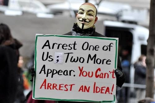 "Detengan a uno de nosotros y aparecerán dos. ¡No pueden arrestar una idea!, reza el cartel de un manifestante de Anonymous, en Wall StreetFoto Mike Fleshman/ archivo