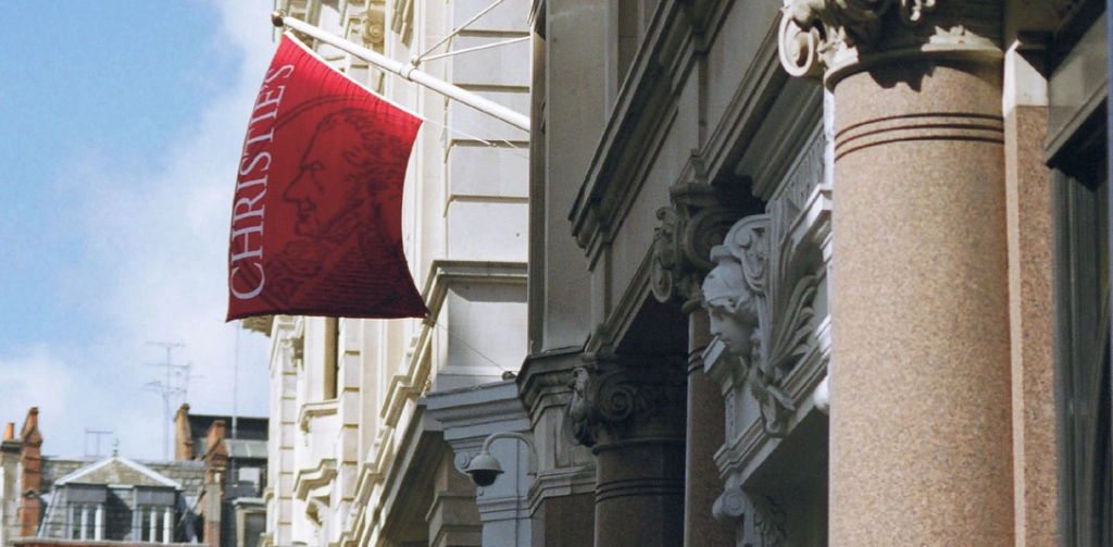 Christie's tiene sedes en Londres, Nueva York y París y genera cada año miles de millones de dólares en el mercado del arte. Imagen tomada de https://www.facebook.com/Christies