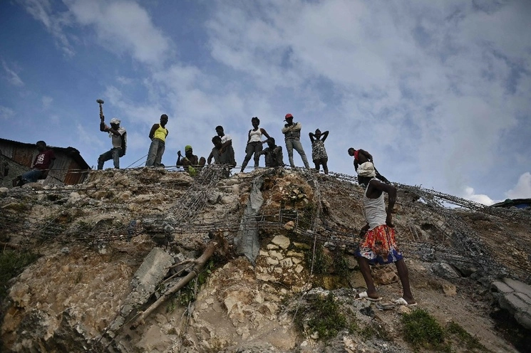 La gente trabaja entre los escombros en Jeremie, Haití, después de que un terremoto azotara el oeste del país. Foto Afp/ archivo