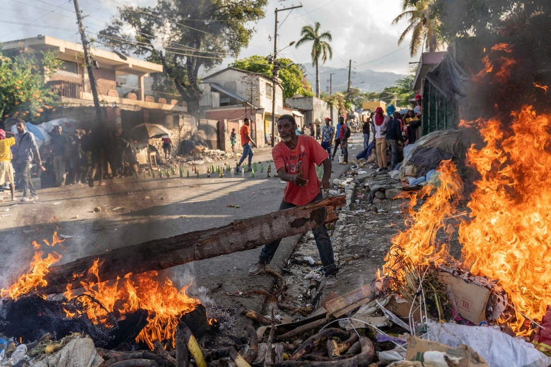 Manifestante protestan en Haití exigiendo la renuncia del primer ministro Ariel Henry. Foto Afp 
