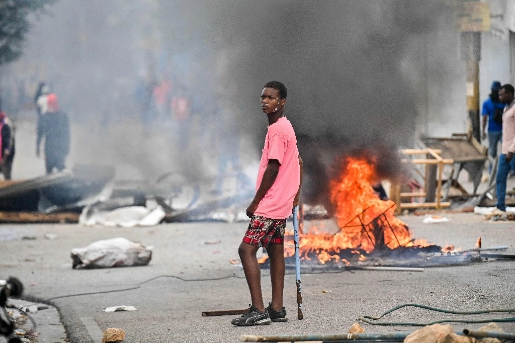 En Haití, se han vivido tres días de protestas violentas que exigen la renuncia de su primer ministro, Ariel Henry, y han paralizado el país. Foto Afp 