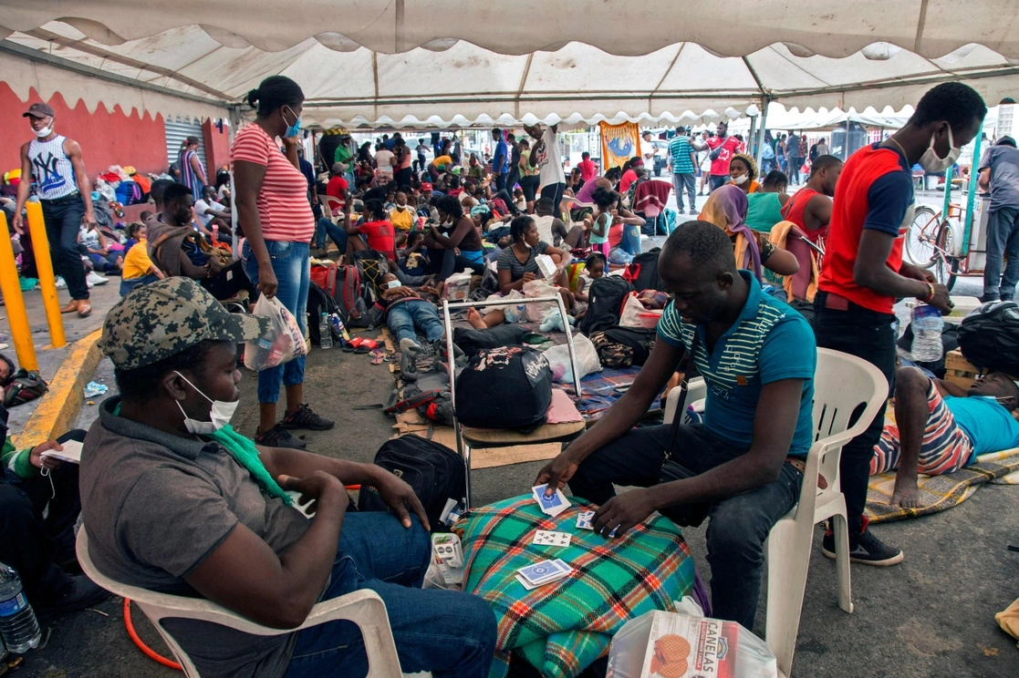 Campamento de migrantes en Monterrey, Nuevo León, en espera de que autoridades den una resolución a sus casos, el 26 de septiembre de 2021. Foto Afp