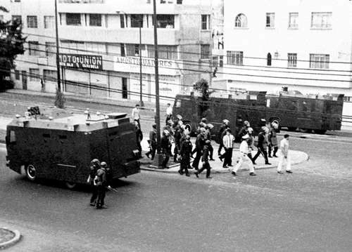 El 10 de junio de 1971, granaderos se concentraban en la zona del Casco de Santo Tomás. La reforma política de 1977 llegó seis años después del ‘halconazo’. Foto Alfredo Sánchez Ariza / Archivo

