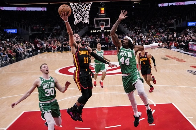 Con 32 puntos de Trae Young, los Halcones de Atlanta lograron su primer triunfo ante los Celtics.Foto Ap