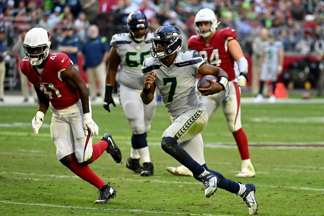 Geno Smith, mariscal de campo de los Halcones Marinos de Seattle corre con el balón en el cuarto cuarto del duelo ante Cardenales de Arizona. Foto Afp