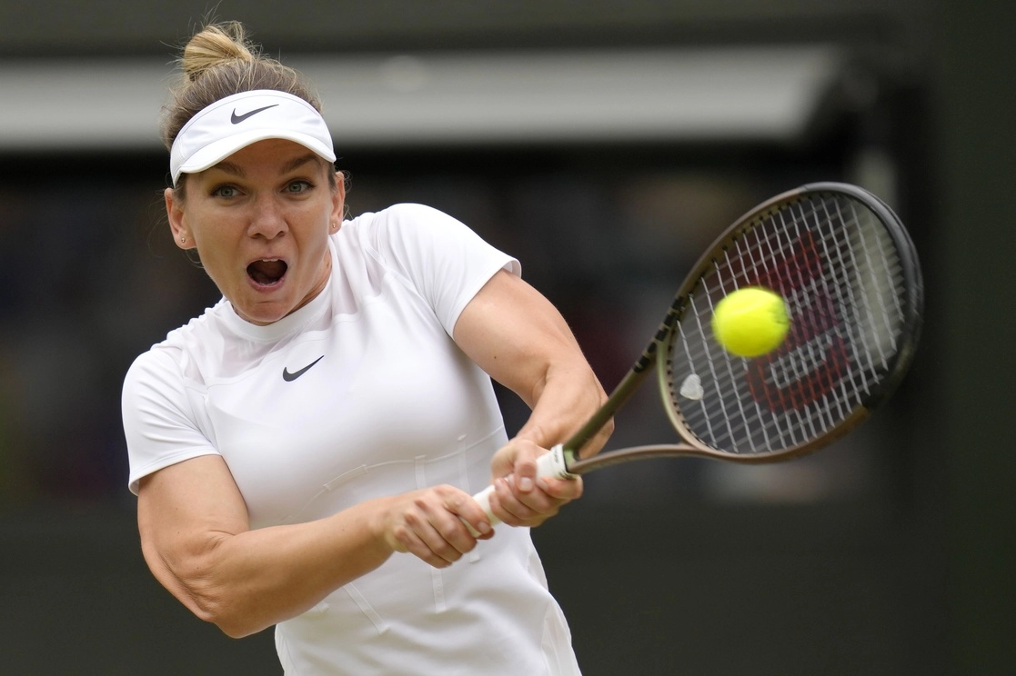 La rumana Simona Halep avanzó a las semifinales de Wimbledon al derrotar a la estadunidense Amanda Anisimova por 6-2, 6-4, el 6 de julio de 2022. Foto Ap