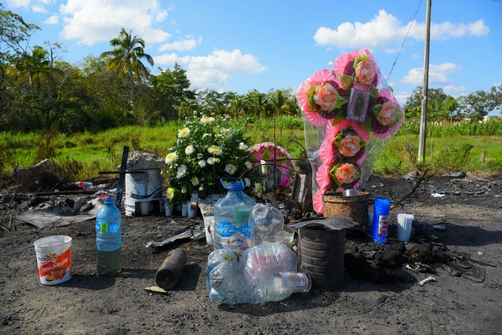 Algunos familiares han visitado el lugar de la tragedia para colocar cruces, veladoras y arreglos florales en memoria de los fallecidos. Foto Cuartoscuro