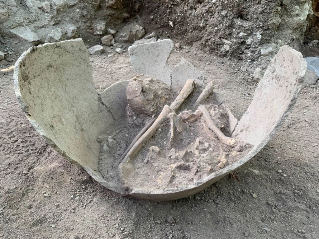 En imagen de archivo, un esqueleto humano que portaba un anillo de jade, cuya antigüedad se estima en alrededor de 1,200 años, encontrado en la zona arqueológica de El Tigre. Foto Cuartoscuro