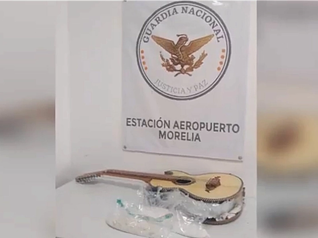 Elementos de la Guardia Nacional (GN) encontraron más de un kilogramo de metanfetaminas ocultas dentro de una guitarra que iba a ser enviada a Minneapolis, Estados Unidos, mediante una empresa de paquetería, en Morelia, el 15 de febrero de 2021. Imagen tomada de un video difundido a través del Twitter de @GN_MEXICO_