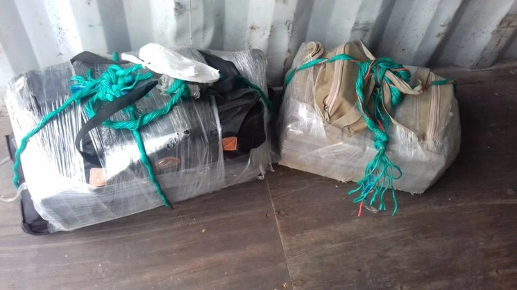 La Semar encontró dos maletas con más de 74 kilogramos de cocaína, ocultos en un contenedor que llegó a Ensenada, Baja California, a bordo del buque NYK Lyra. Foto cortesía de Semar 