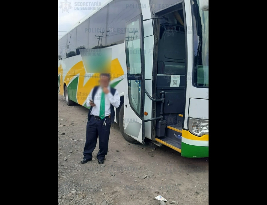 Los 15 kilogramos de mariguana fueron encontrados en el porta equipajes del autobús de pasajeros. Foto Tomada del Twitter @SS_Edomex
