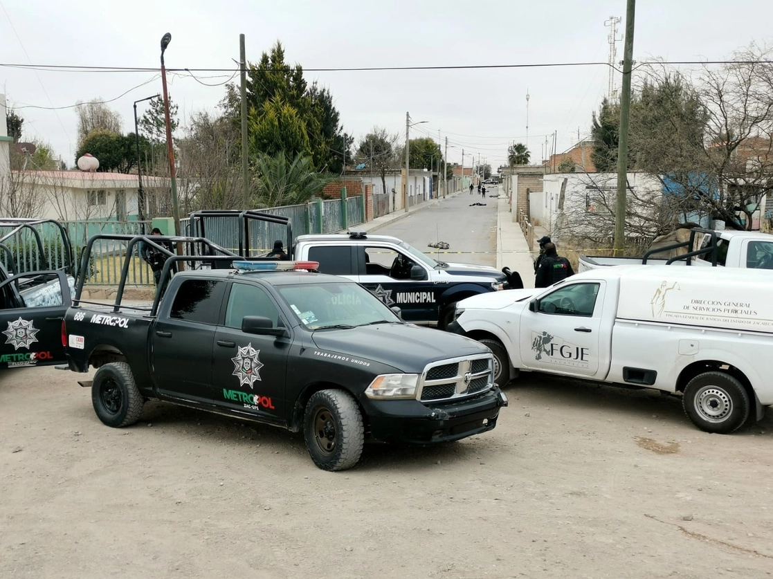 Autoridades acudieron al llamado de vecinos a la comunidad Pardillo Tercero, ubicada entre Calera y Fresnillo, en donde dejaron diez cuerpos encobijados. Foto Alfredo Valadez 