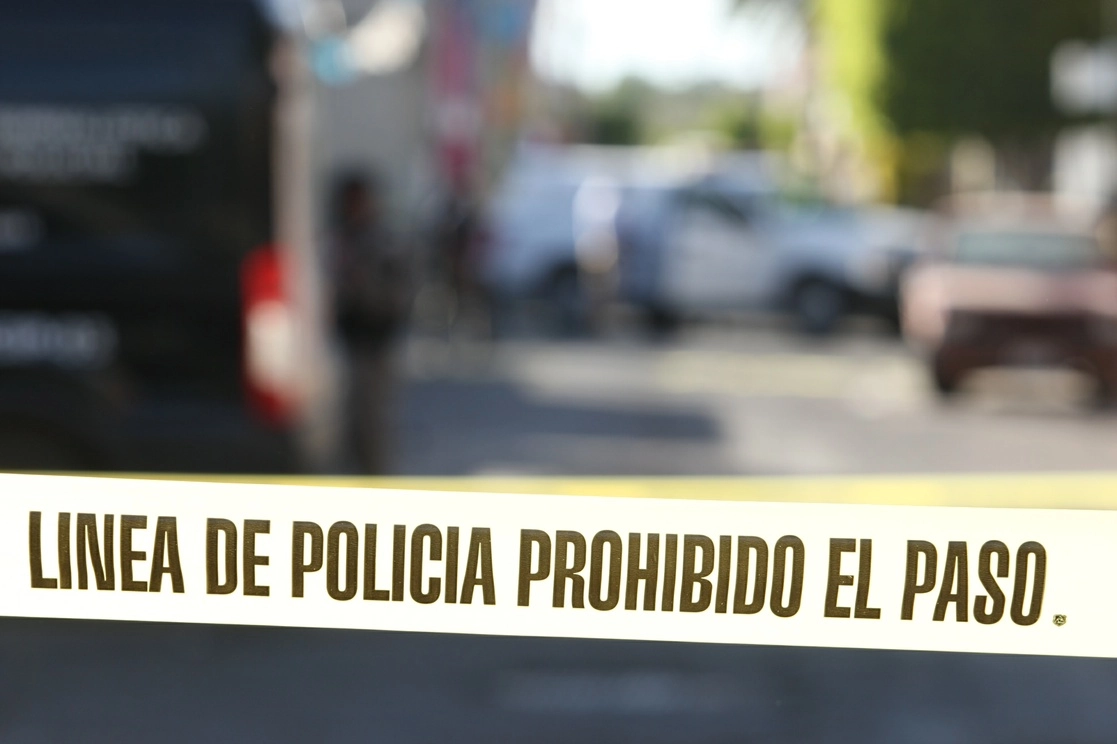 La policía investiga los cuerpos para identificarlos. Foto Arturo Campos