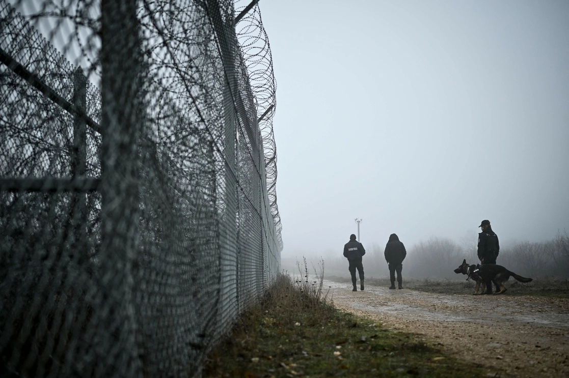 Policías fronterizos búlgaros patrullan la valla fronteriza en la frontera entre Bulgaria y Turquía cerca del pueblo de Lesovo. Foto Afp