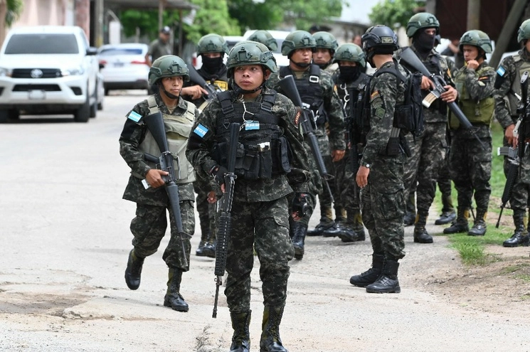 Soldados hondureños resguardan la prisión donde fueron encontradas 25 reclusas calcinadas en Tegucigalpa, el 20 de junio de 2023. Foto Afp