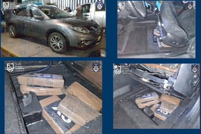 Los paquetes que contenían posible cocaína fueron hallados en una camioneta abandonada en la Avenida Mixcoac. Foto Fiscalía CDMX