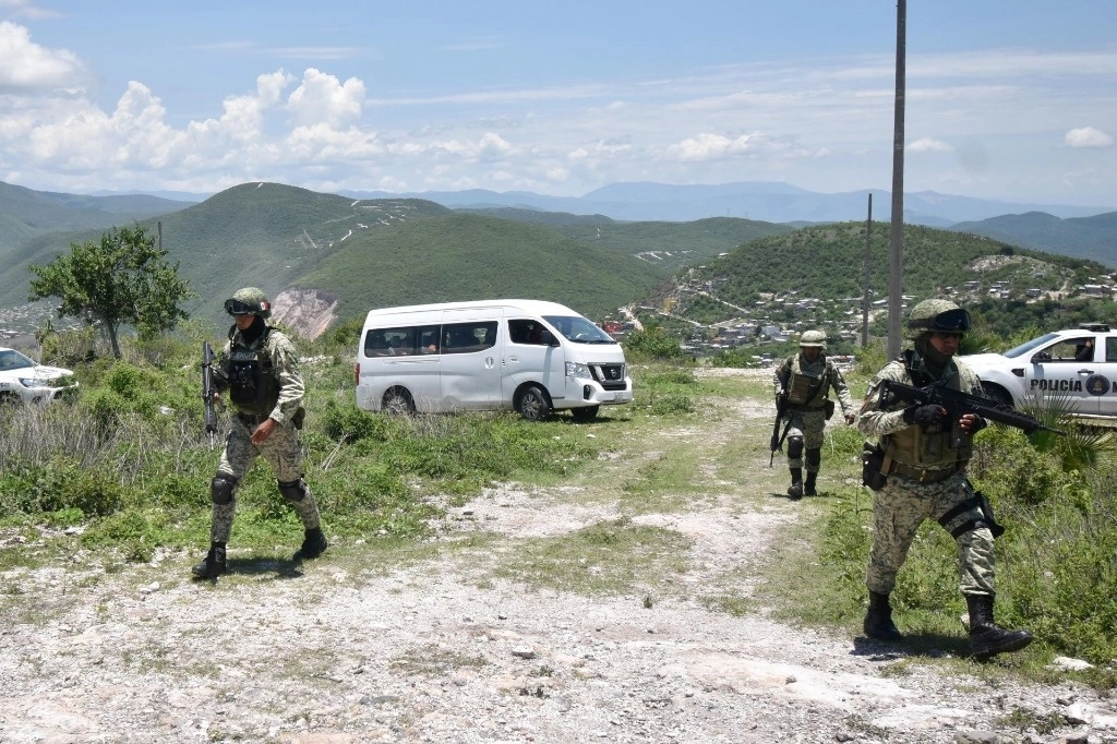 Militares acompañan a miembros de colectivos durante una jornada de búsqueda de desaparecidos. Foto Cuartoscuro/ archivo