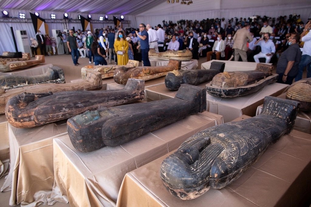 El Ministerio de Antigüedades y Turismo de Egipto informó que fueron encontrados 59 sarcófagos, con momias en su interior, que datan de hace más de 2 mil 600 años. Foto Ap
