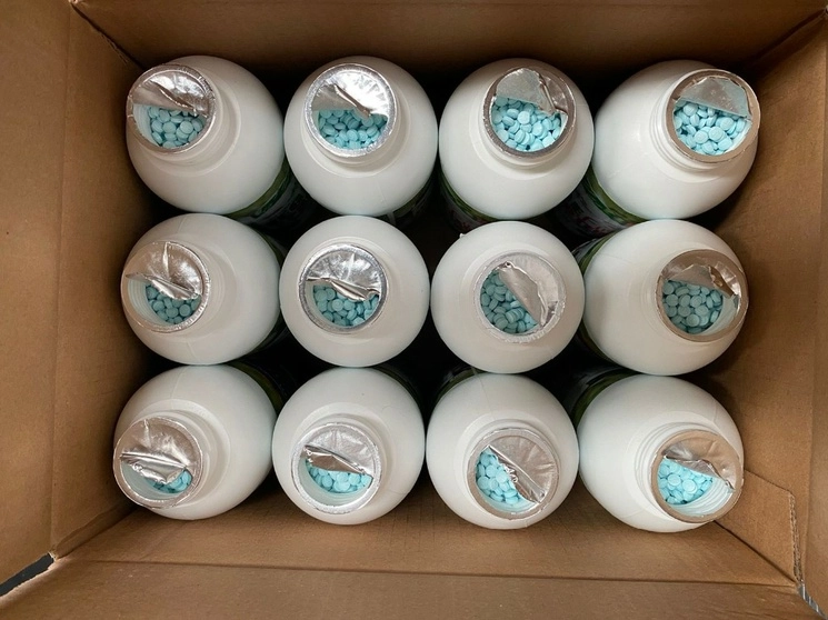 Un binomio canino de la Guardia Nacional detectó en una empresa de paquetería ubicada en Culiacán, Sinaloa, un cargamento de más de 600 mil pastillas de fentanilo ocultas en botellas de lo que supuestamente era proteína vegetal. Imagen tomada de @GN_MEXICO_