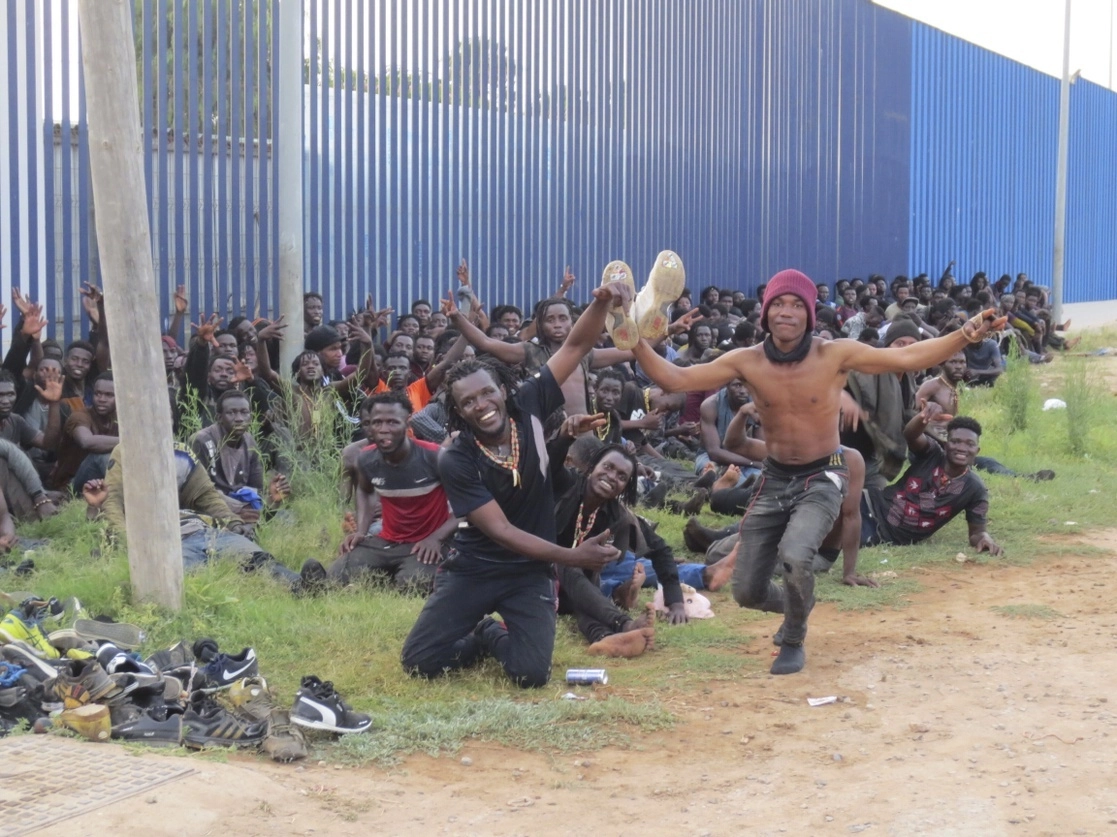 Un grupo de migrantes celebra en un centro de procesamiento en Melilla, España, el 22 de julio de 2021. Foto Ap