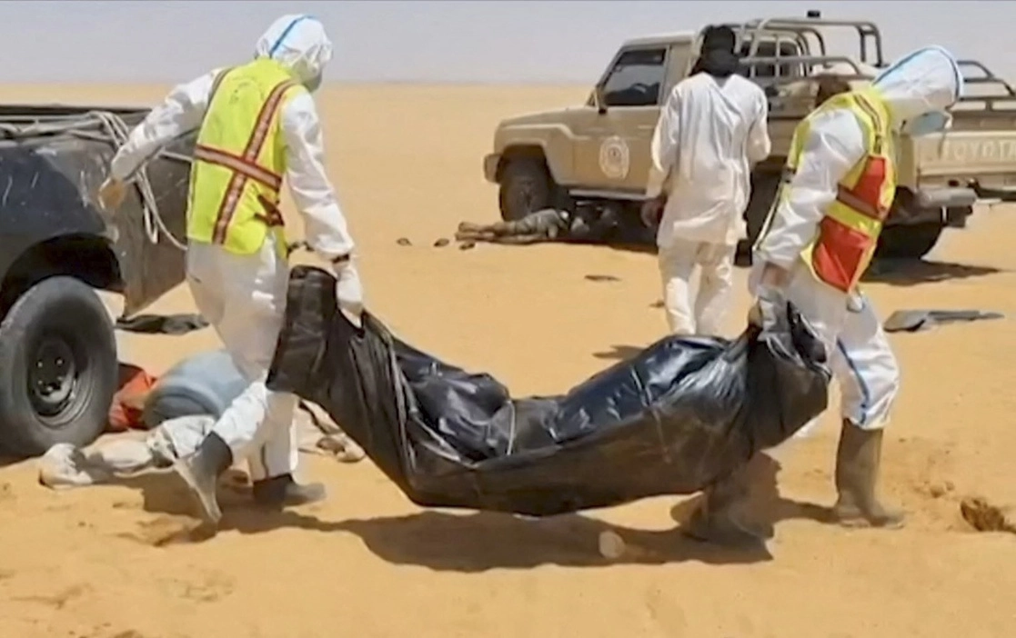 En imagen de archivo, servicios de emergencia libios recogen los cuerpos de migrantes fallecidos en el desierto, cerca de la frontera con Chad. Foto Afp