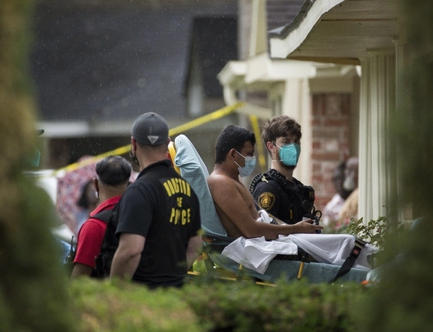 Paramédicos atienden a una de las 90 personas halladas en una casa de Houston, Texas. Foto Ap