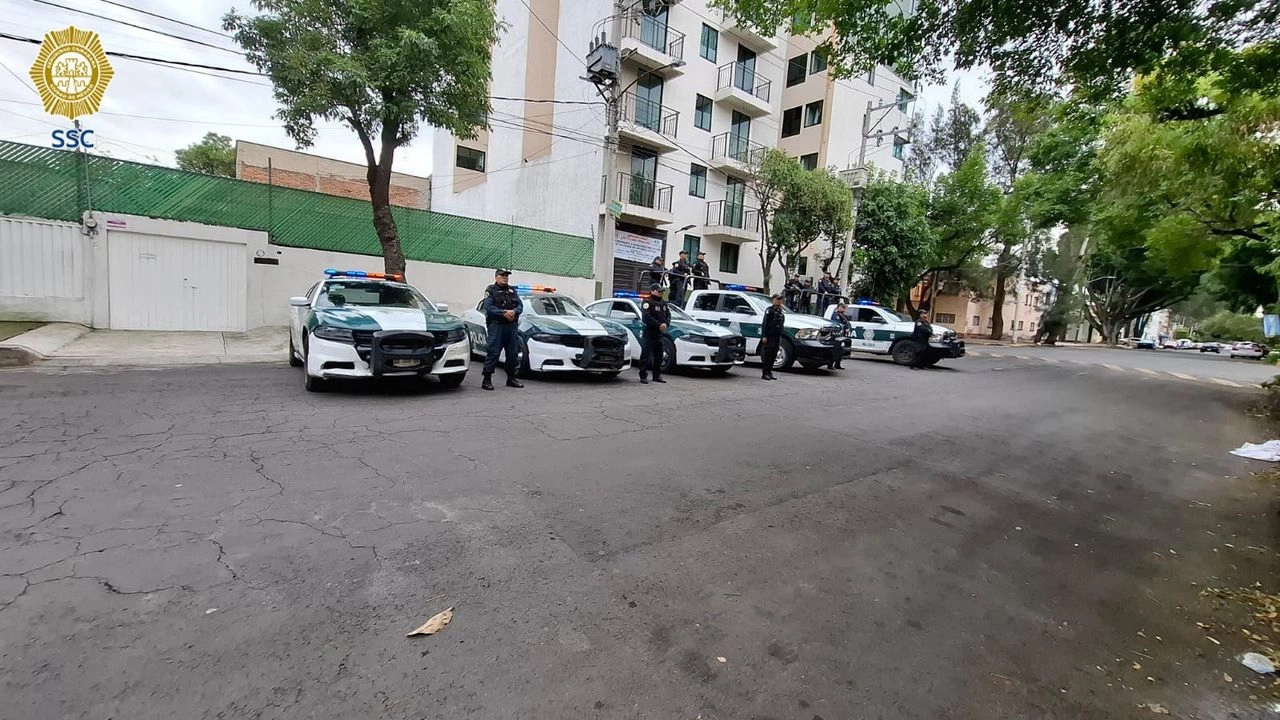 La SSC informó que elementos de la Policía Auxiliar acudieron al domicilio localizado en la calle Degollado, entre Niños Héroes y el Eje 1 Guerrero, ya que se les reportó a través de la frecuencia de radio de dos personas inconscientes al interior de un departamento.
