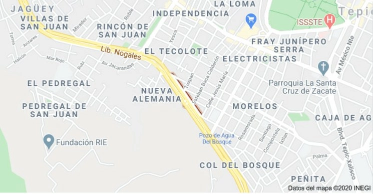 Elementos de la policía estatal preventiva localizaron a una mujer golpeada, con un impacto de bala en un pie y esposada al tubo de una palmeta vial, por el Libramiento carretero de Tepic. Imagen tomada de Google Maps