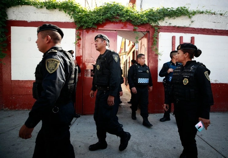 Elementos de la SSC durante un operativo de vigilancia en la Cuauhtémoc. Foto Alfredo Domínguez/Archivo