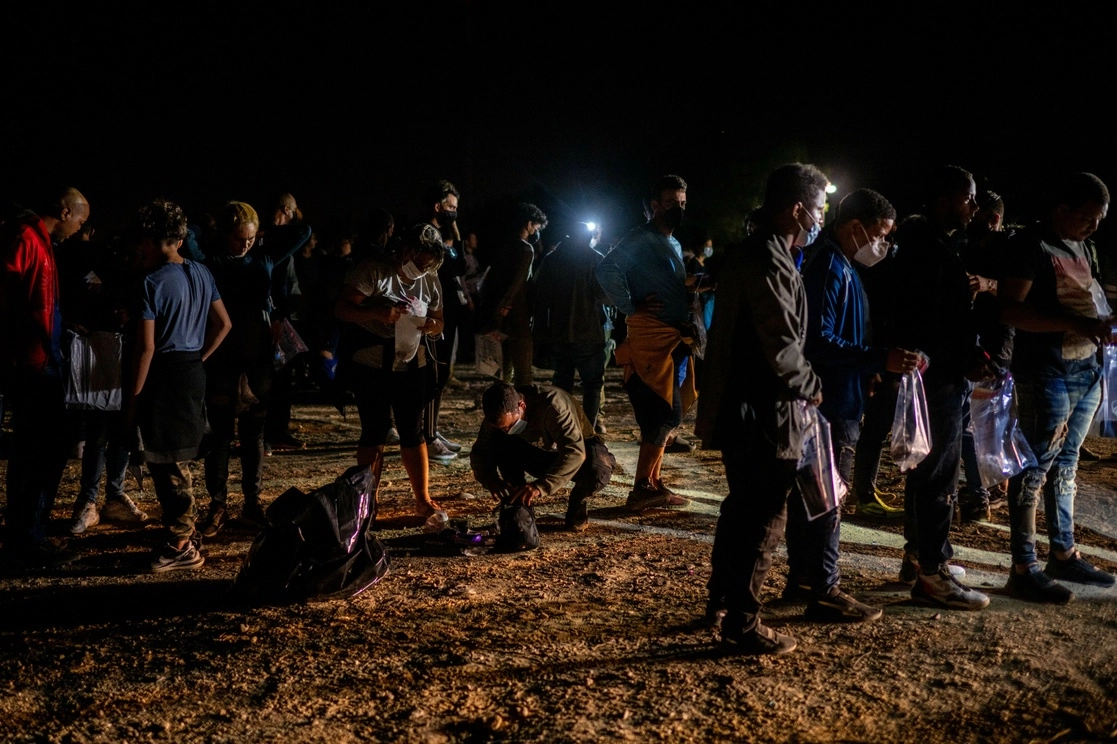 Migrantes son detenidos durante la "Operación Lone Star" en Texas, EU. Foto Afp