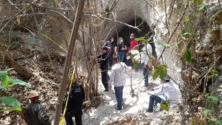 El Colectivo Familias Unidas por Nayarit y autoridades hallaron restos humanos en la llamada La Cueva del diablo, en el municipio de Tepic. Foto Luis Sánchez 